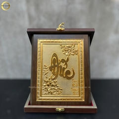 TRANH CHỮ ĐỨC THƯ PHÁP BẰNG ĐỒNG MẠ VÀNG 24K QUÀ TẶNG ĐỂ BÀN (KÍCH THƯỚC 20X25CM)