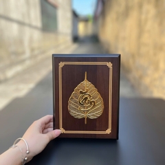 TRANH LÁ BỒ ĐỀ CHỮ TÂM BẰNG ĐỒNG MẠ VÀNG 24K - QUÀ TẶNG ĐỂ BÀN (KÍCH THƯỚC 20X25CM)