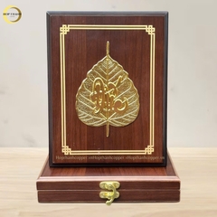 TRANH LÁ BỒ ĐỀ CHỮ ĐỨC BẰNG ĐỒNG MẠ VÀNG 24K - QUÀ TẶNG ĐỂ BÀN (KÍCH THƯỚC 20X25CM)