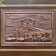 TRANH CHỢ BẾN THÀNH BẰNG ĐỒNG ĐỎ GIẢ CỔ - TRANH QUÀ TẶNG ĐỂ BÀN (KÍCH THƯỚC 22X17CM )