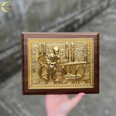 TRANH BÁC HỒ NGỒI GHẾ MÂY BẰNG ĐỒNG DÁT VÀNG  -  QUÀ TẶNG ĐỂ BÀN (KÍCH THƯỚC 25X20CM)