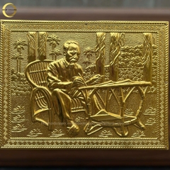 TRANH BÁC HỒ NGỒI GHẾ MÂY BẰNG ĐỒNG DÁT VÀNG  -  QUÀ TẶNG ĐỂ BÀN (KÍCH THƯỚC 25X20CM)