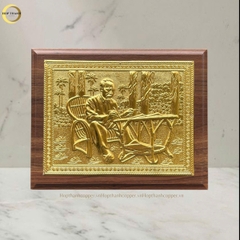 TRANH BÁC HỒ NGỒI GHẾ MÂY BẰNG ĐỒNG DÁT VÀNG  -  QUÀ TẶNG ĐỂ BÀN (KÍCH THƯỚC 25X20CM)