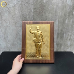 TRANH CHÂN DUNG CHỦ TỊCH HỒ CHÍ MINH BẰNG ĐỒNG MẠ VÀNG 24K - QUÀ TẶNG ĐỂ BÀN (KÍCH THƯỚC 23X32CM)