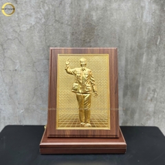 TRANH CHÂN DUNG CHỦ TỊCH HỒ CHÍ MINH BẰNG ĐỒNG MẠ VÀNG 24K - QUÀ TẶNG ĐỂ BÀN (KÍCH THƯỚC 23X32CM)