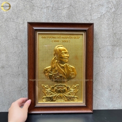 TRANH CHÂN DUNG ĐẠI TƯỚNG VÕ NGUYÊN GIÁP BẰNG ĐỒNG DÁT VÀNG - KÍCH THƯỚC 26X36CM