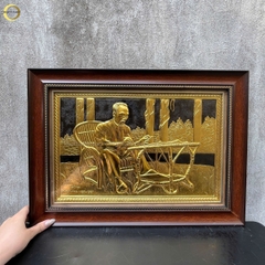 TRANH BÁC HỒ NGỒI GHẾ MÂY BẰNG ĐỒNG DÁT VÀNG  -  KÍCH THƯỚC 38X54CM