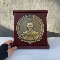 TRANH ĐỒNG CHÂN DUNG CHỦ TỊCH HỒ CHÍ MINH BẰNG ĐỒNG GIẢ CỔ - KÍCH THƯỚC 24X24CM