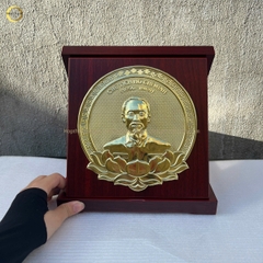 TRANH ĐỒNG CHÂN DUNG CHỦ TỊCH HỒ CHÍ MINH BẰNG ĐỒNG VÀNG - KÍCH THƯỚC 24X24CM