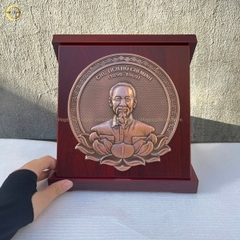 TRANH ĐỒNG CHÂN DUNG CHỦ TỊCH HỒ CHÍ MINH BẰNG ĐỒNG GIẢ CỔ - KÍCH THƯỚC 24X24CM