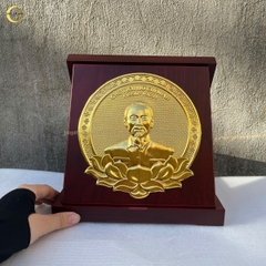 TRANH ĐỒNG CHÂN DUNG CHỦ TỊCH HỒ CHÍ MINH BẰNG ĐỒNG DÁT VÀNG - KÍCH THƯỚC 24X24CM
