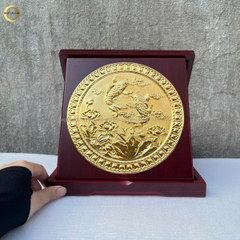 TRANH CÁ CHÉP HOA SEN - SONG NGƯ CÁT HẠNH BẰNG ĐỒNG MẠ VÀNG 24K (ĐƯỜNG KÍNH 24X24CM)