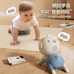 Em bé tập bò
