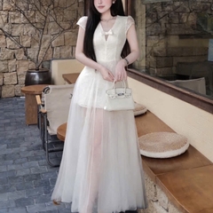 Đầm thiết kế cổ V phối voan tùng xoè