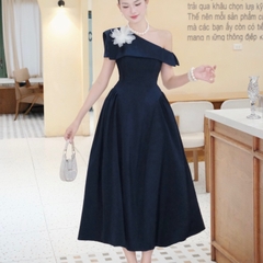 Đầm thiết kế chéo vai trễ vai dáng xoè dài đi tiệc đen trắng