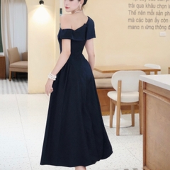 Đầm thiết kế chéo vai trễ vai dáng xoè dài đi tiệc đen trắng