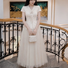 Đầm thiết kế ren hoa ngực cổ V tùng xoè
