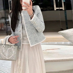 Áo kiểu dạ cổ tròn nút vàng hình hoa
