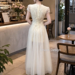 Đầm thiết kế cổ V phối voan tùng dài