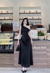 Đầm lụa trễ vai vòng vàng