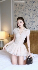 Đầm ren cổ V nút bọc xoè