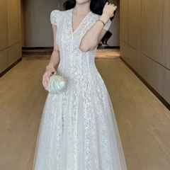 Đầm thiết kế cổ V tay phồng dáng dài