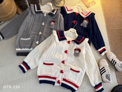 Áo len viền cổ thêu cúc