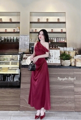 Đầm lụa trễ vai vòng vàng