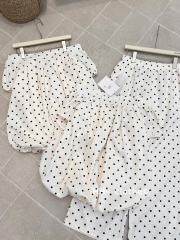 Set áo trễ vai kèm quần chấm bi