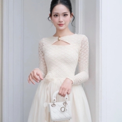 Đầm thiết kế ren nổi tay dài hở ngực khoen vàng tùng xoè nơ hoa