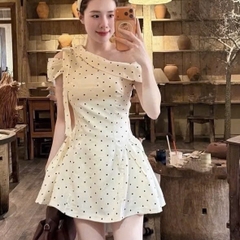 Đầm thiết kế chấm bi lệch vai nơ vai dáng ngắn