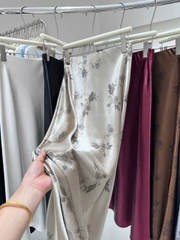 Chân váy lụa dài hoạ tiết hoa