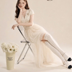 Đầm thiết kế cổ V ren hoa ngực dáng dài