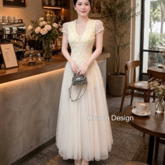 Đầm thiết kế cổ V phối voan tùng dài