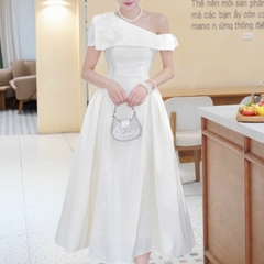 Đầm thiết kế chéo vai trễ vai dáng xoè dài đi tiệc đen trắng