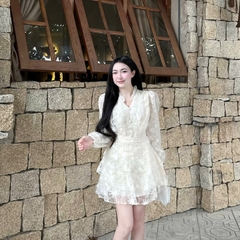 Đầm thiết kế dáng ngắn cổ tim phối ren hoa
