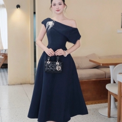 Đầm thiết kế chéo vai trễ vai dáng xoè dài đi tiệc đen trắng