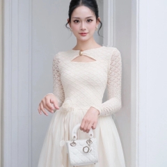 Đầm thiết kế ren nổi tay dài hở ngực khoen vàng tùng xoè nơ hoa
