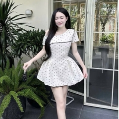 Đầm thiết kế lệch vai chấm bi