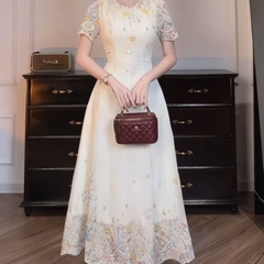 Đầm cổ tròn hoa thêu dáng dài