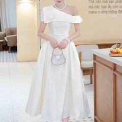 Đầm thiết kế chéo vai trễ vai dáng xoè dài đi tiệc đen trắng