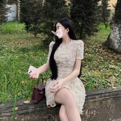 Đầm thiết kế thêu ren đính hoa nổi