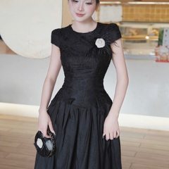 Đầm thiết kế chất ren cổ tròn phối chân tơ tặng hoa 3 màu đen kem trắng