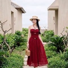 Đầm thiết kế cổ yếm dáng xoè dài