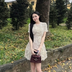 Đầm thiết kế thêu ren đính hoa nổi