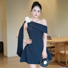 Đầm thiết kế chéo vai trễ vai dáng ngắn chữ A kèm hoa