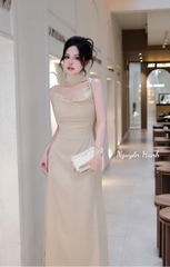 Đầm lụa dây nhúng ngực kèm vòng vàng