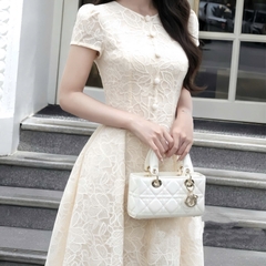 Đầm thiết kế cổ tròn ren nút bọc dáng dài