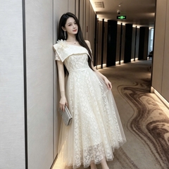 Đầm thiết kế lệch vai ren hoa dáng dài