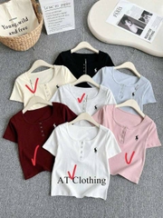 Áo thun cổ vuông cài nút thêu ngựa